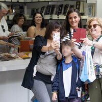 La Reina Letizia se hace fotos con los viandantes en la Feria del Libro de Madrid 2023