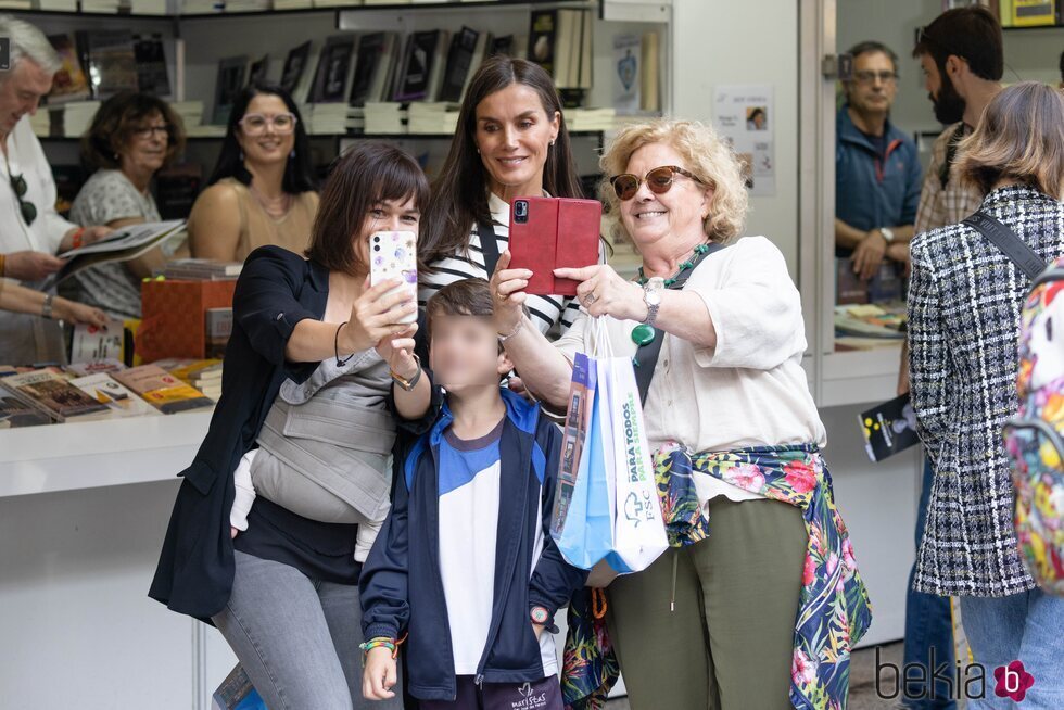 La Reina Letizia se hace fotos con los viandantes en la Feria del Libro de Madrid 2023