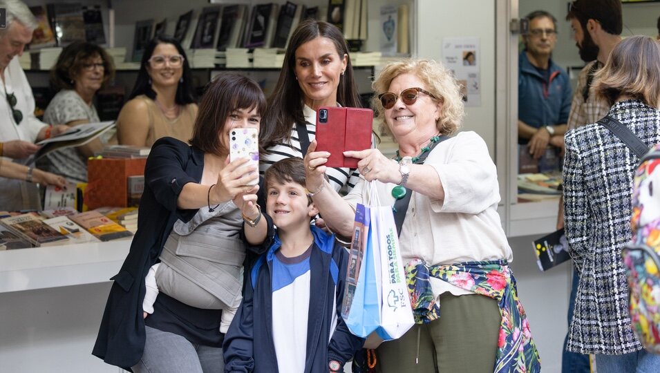 La Reina Letizia se hace fotos con los viandantes en la Feria del Libro de Madrid 2023