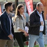 La Reina Letizia, con las bolsas de la Feria del Libro de Madrid 2023 al hombro y con sus escoltas