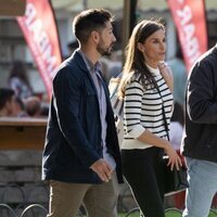 La Reina Letizia, con las bolsas de la Feria del Libro de Madrid 2023 al hombro y con sus escoltas