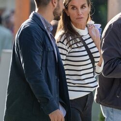 La Reina Letizia charla con uno de sus escoltas en la Feria del Libro de Madrid 2023