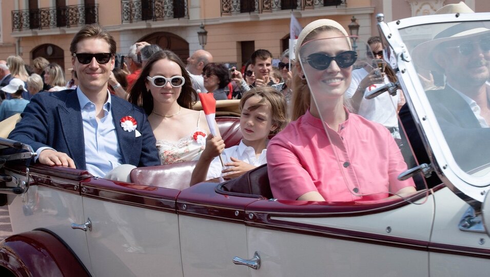 Pierre Casiraghi y Beatrice Borromeo y Alexandra de Hannover y Ben Sylvester Strautmann en el centenario de Rainiero de Mónaco