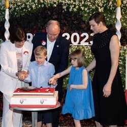 Jacques y Gabriella de Mónaco cortando una tarta en el centenario de Rainiero de Mónaco