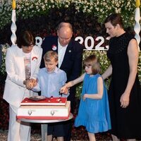 Jacques y Gabriella de Mónaco cortando una tarta en el centenario de Rainiero de Mónaco