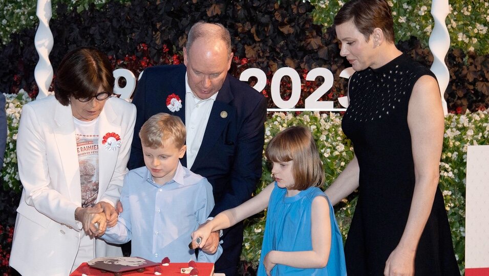 Jacques y Gabriella de Mónaco cortando una tarta en el centenario de Rainiero de Mónaco