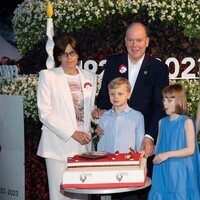 Alberto y Charlene de Mónaco y sus hijos y Estefanía de Mónaco en el centenario de Rainiero de Mónaco