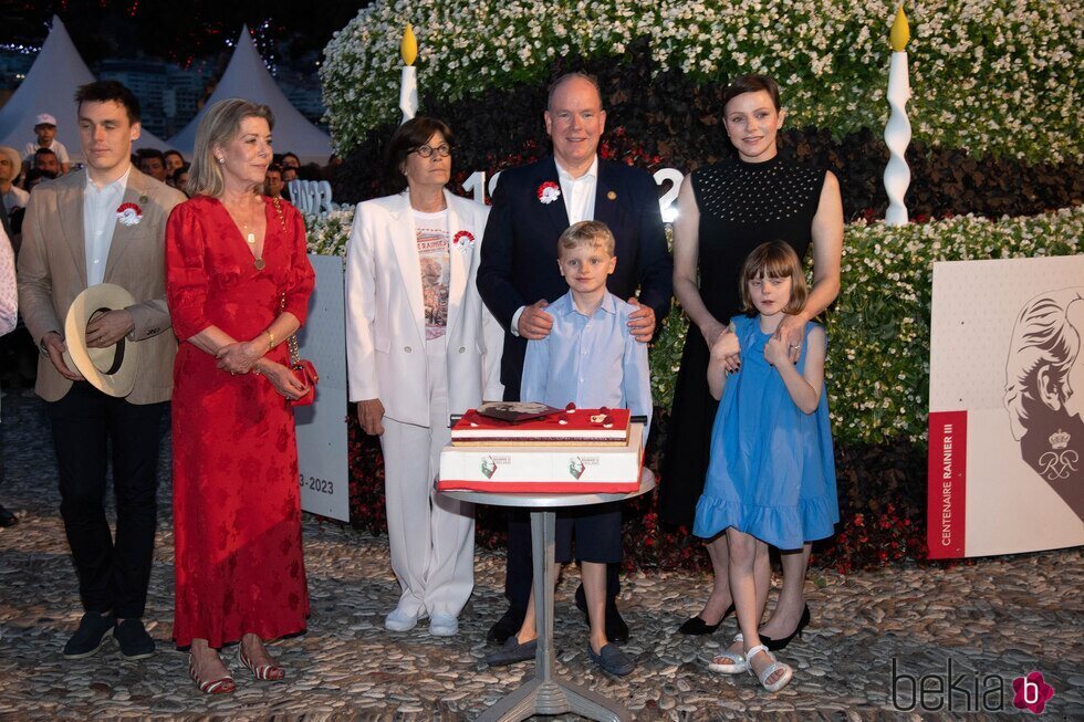 Alberto y Charlene de Mónaco, Jacques y Gabriella de Mónaco y Carolina y Estefanía de Mónaco en el centenario de Rainiero de Mónaco