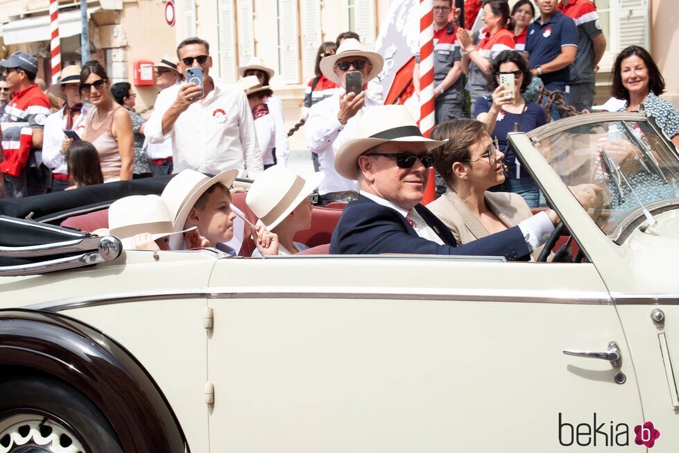 Alberto y Charlene de Mónaco, sus hijos Jacques y Gabriella y su sobrino Raigen Wittstock en el centenario de Rainiero de Mónaco