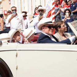 Alberto y Charlene de Mónaco, sus hijos Jacques y Gabriella y su sobrino Raigen Wittstock en el centenario de Rainiero de Mónaco