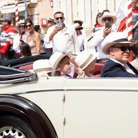 Alberto y Charlene de Mónaco, sus hijos Jacques y Gabriella y su sobrino Raigen Wittstock en el centenario de Rainiero de Mónaco