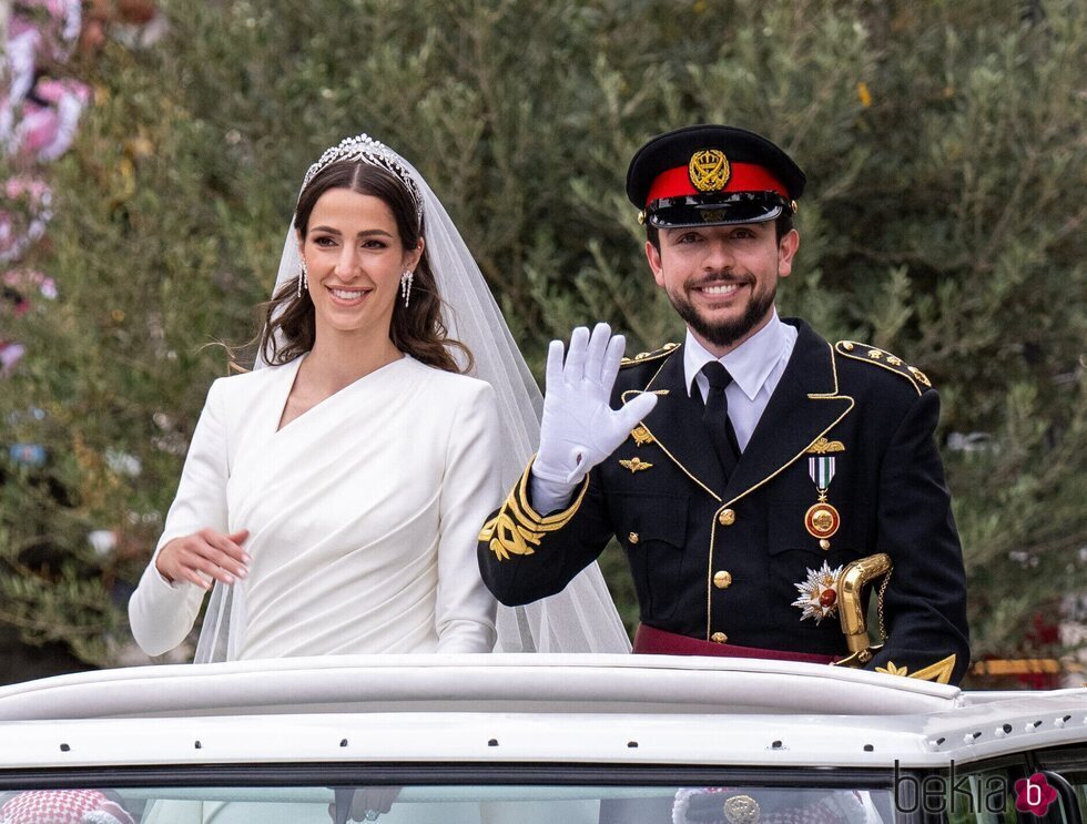 Hussein y Rajwa de Jordania en la procesión nupcial tras celebrar la boda