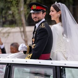 Rajwa y Hussein de Jordania saludan al pueblo tras celebrar su boda