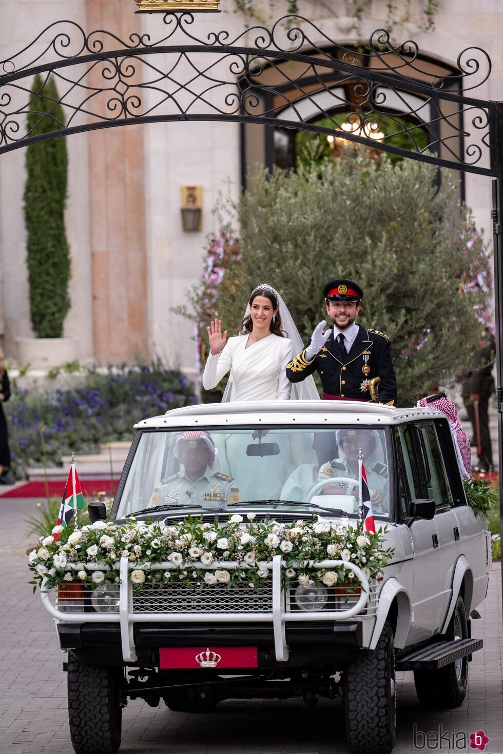 Hussein y Rajwa de Jordania saludando desde el coche durante su boda