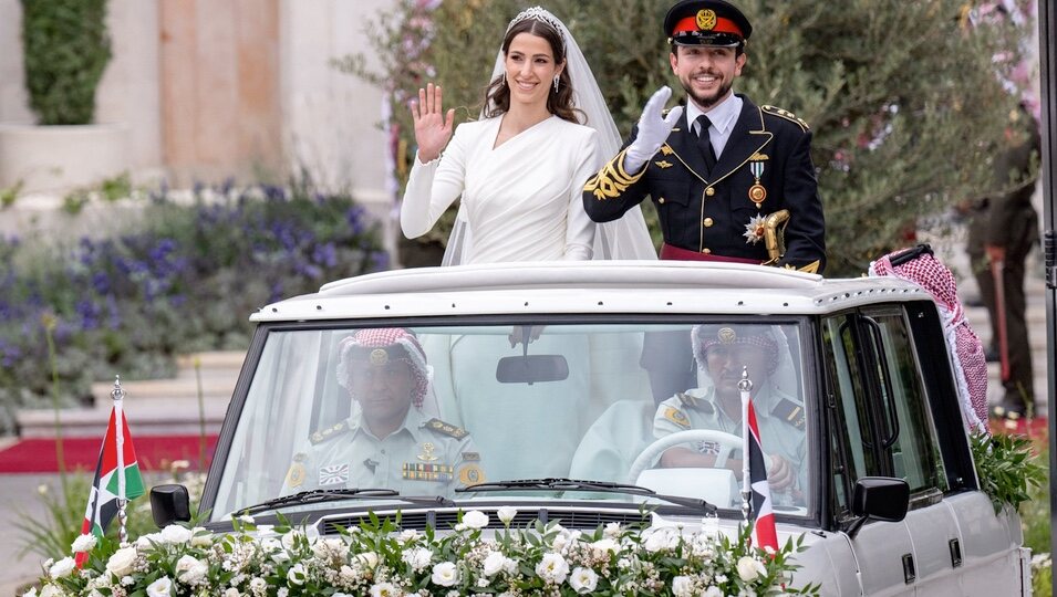 Hussein y Rajwa de Jordania saludando desde el coche durante su boda