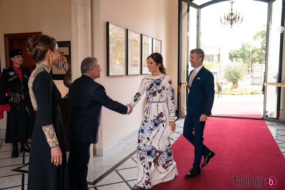 Federico y Mary de Dinamarca saludan a Abdalá y Rania de Jordania en la boda de Hussein y Rajwa de Jordania