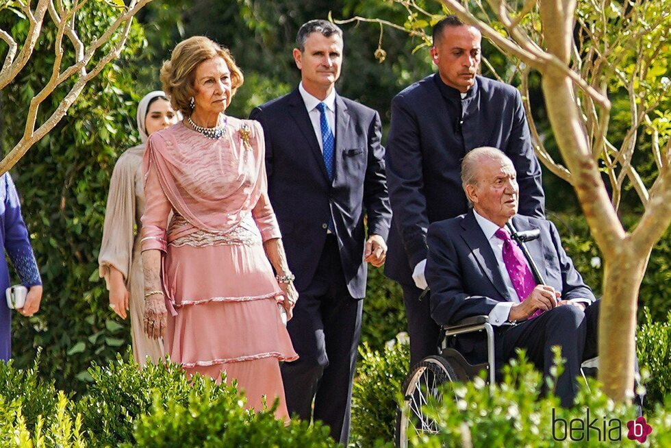 La Reina Sofía y el Rey Juan Carlos en silla de ruedas en la boda de Hussein y Rajwa de Jordania