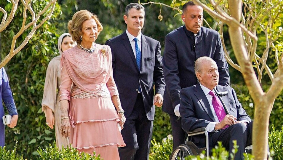 La Reina Sofía y el Rey Juan Carlos en silla de ruedas en la boda de Hussein y Rajwa de Jordania