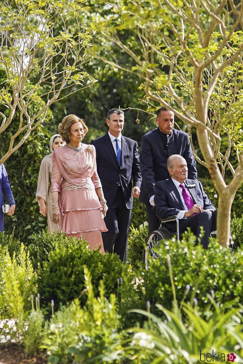 El Rey Juan Carlos en silla de ruedas y la Reina Sofía en la boda de Hussein y Rajwa de Jordania