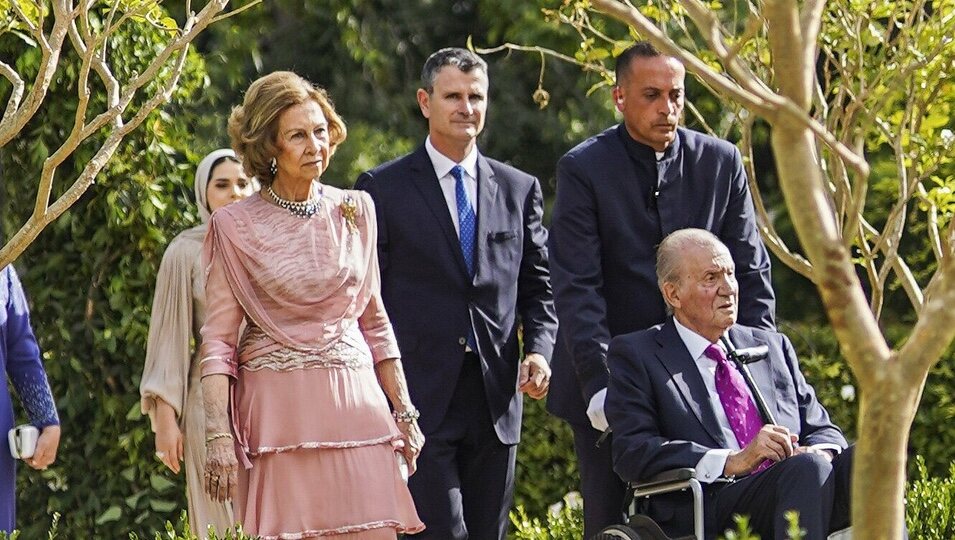 El Rey Juan Carlos en silla de ruedas y la Reina Sofía en la boda de Hussein y Rajwa de Jordania