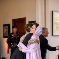 Rania de Jordania abraza a la madre de Rajwa en la boda de Hussein y Rajwa de Jordania