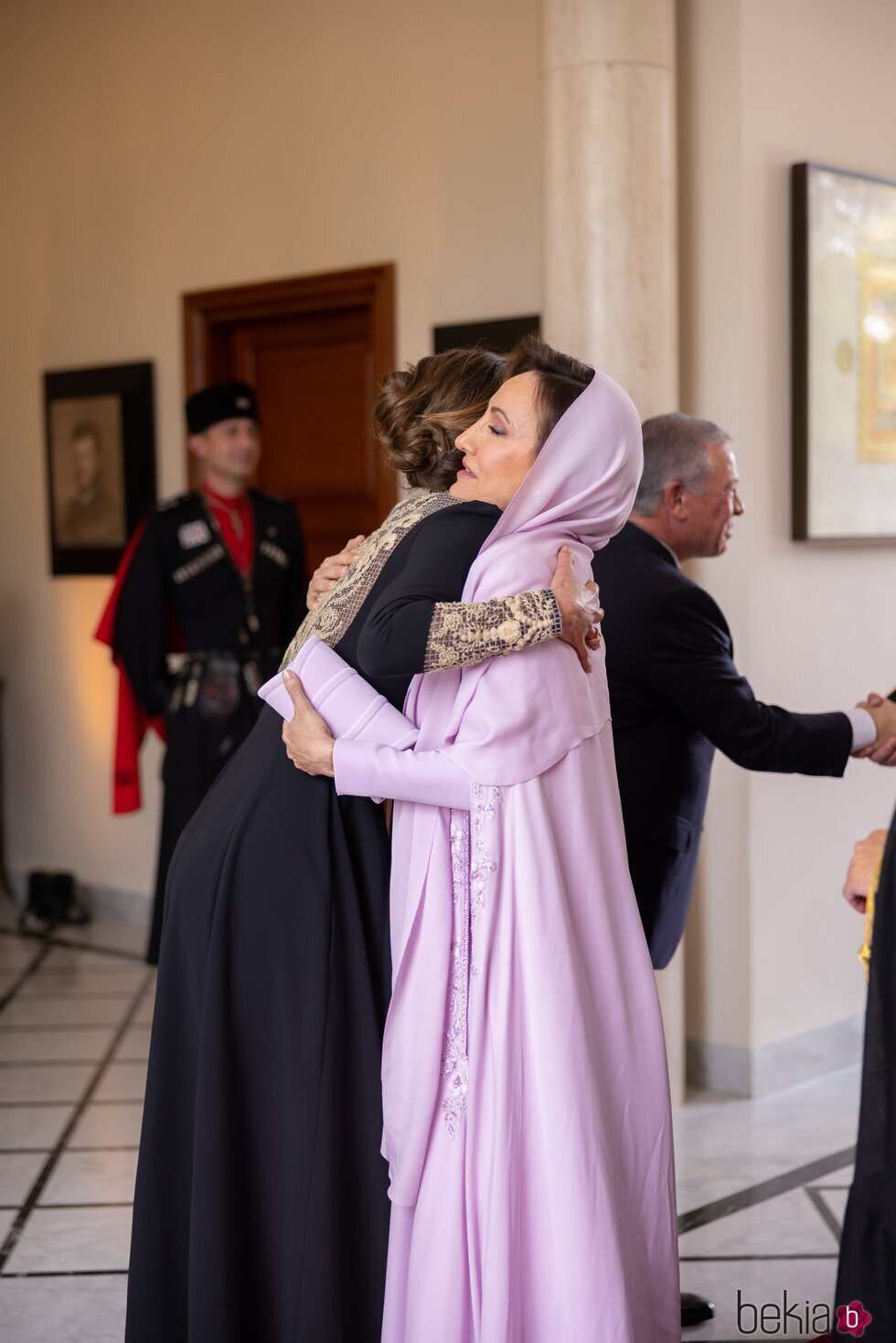 Rania de Jordania abraza a la madre de Rajwa en la boda de Hussein y Rajwa de Jordania