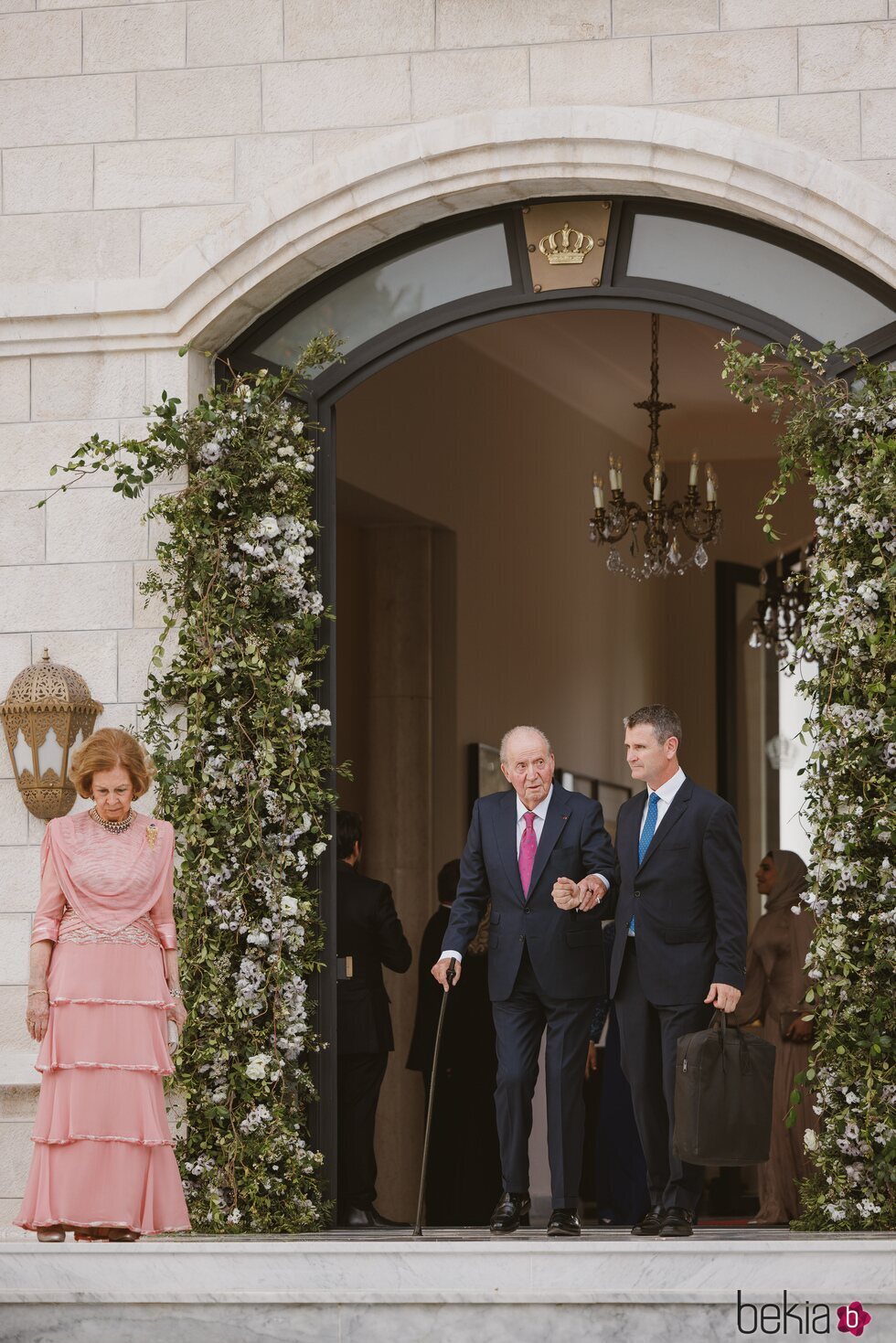 La Reina Sofía, el Rey Juan Carlos y Vicente García Mochales con un maletín en la boda de Hussein y Rajwa de Jordania