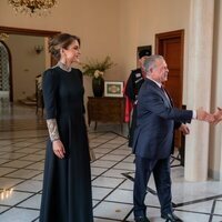 Haakon de Noruega saluda a Abdalá y Rania de Jordania en la boda de Hussein y Rajwa de Jordania