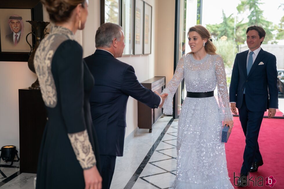 Beatriz de York y Edoardo Mapelli Mozzi saludan a Abdalá y Rania de Jordania en la boda de Hussein y Rajwa de Jordania