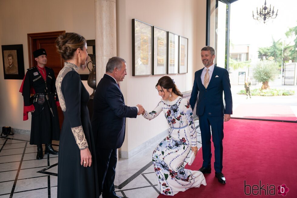 Mary de Dinamarca hace la reverencia a Abdalá de Jordania en la boda de Hussein y Rajwa de Jordania