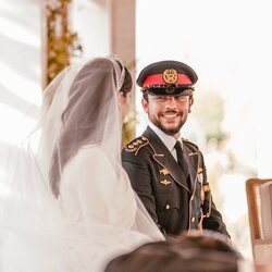 Hussein y Rajwa de Jordania se dedican una tierna mirada en su boda