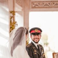 Hussein y Rajwa de Jordania se dedican una tierna mirada en su boda