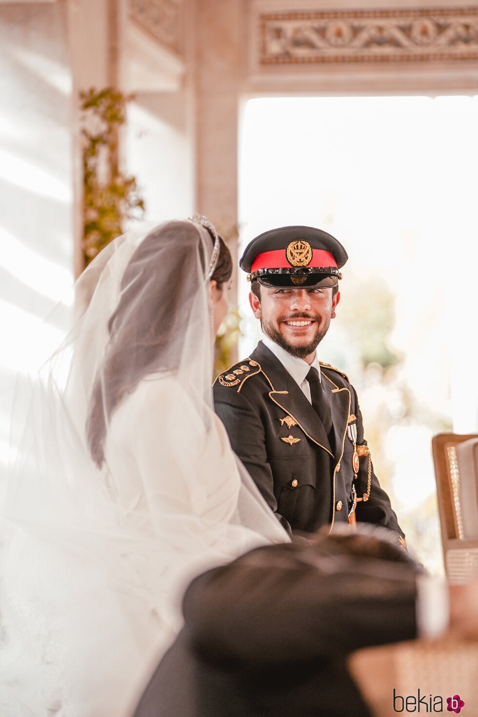 Hussein y Rajwa de Jordania se dedican una tierna mirada en su boda