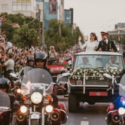 Hussein y Rajwa de Jordania saludando en la caravana roja en su boda