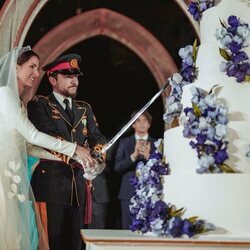 Hussein y Rajwa de Jordania cortando su tarta de bodas