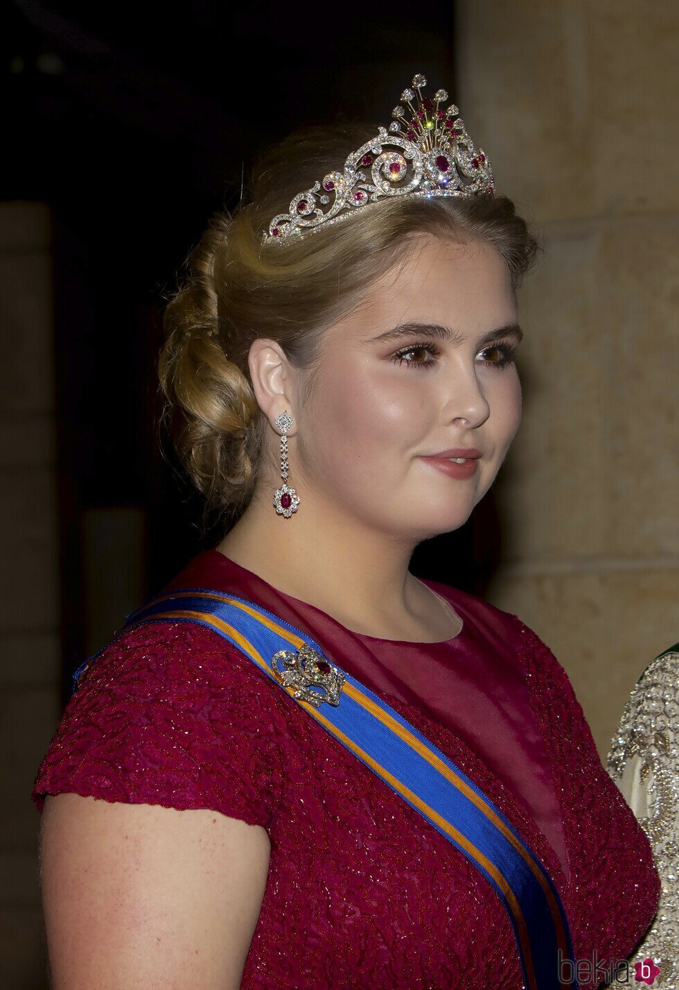 Amalia de Holanda con la tiara del Pavo Real en la recepción por la boda de Hussein y Rajwa de Jordania