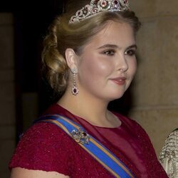 Amalia de Holanda con la tiara del Pavo Real en la recepción por la boda de Hussein y Rajwa de Jordania