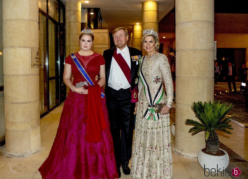 Amalia de Holanda y Guillermo Alejandro y Máxima de Holanda en la recepción por la boda de Hussein y Rajwa de Jordania