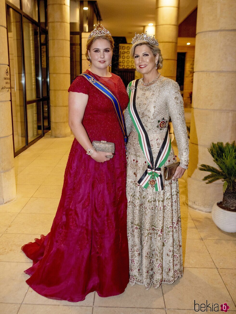 Amalia de Holanda con la tiara del Pavo Real y Máxima de Holanda con la tiara Stuart en la recepción por la boda de Hussein y Rajwa de Jordania