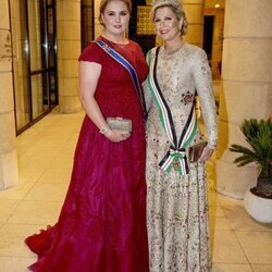 Amalia de Holanda con la tiara del Pavo Real y Máxima de Holanda con la tiara Stuart en la recepción por la boda de Hussein y Rajwa de Jordania