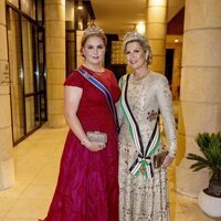 Amalia de Holanda con la tiara del Pavo Real y Máxima de Holanda con la tiara Stuart en la recepción por la boda de Hussein y Rajwa de Jordania