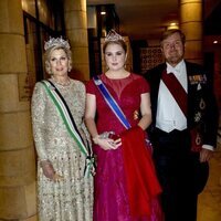 Guillermo Alejandro y Máxima de Holanda y su hija Amalia de Holanda en la recepción por la boda de Hussein y Rajwa de Jordania