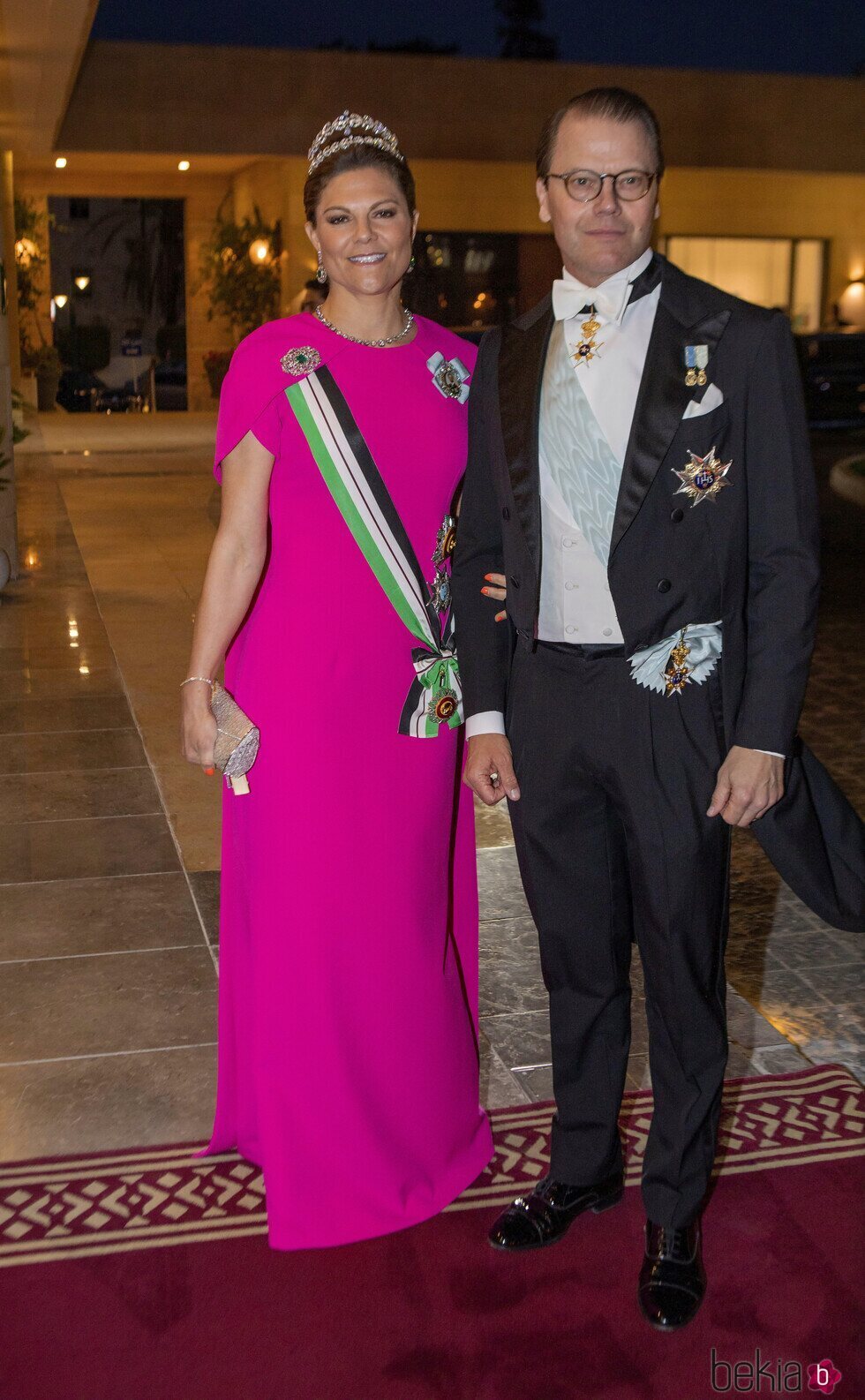 Victoria de Suecia con la tiara de Laurel y Daniel de Suecia en la recepción por la boda de Hussein y Rajwa de Jordania