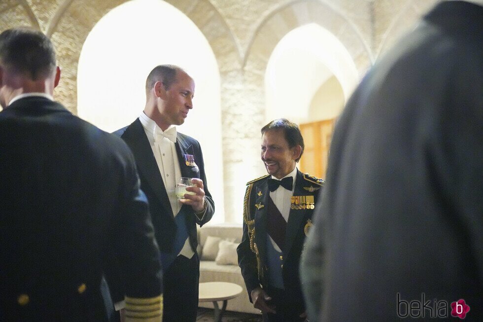 El Príncipe Guillermo y Mateen de Brunei en la recepción por la boda de Hussein y Rajwa de Jordania