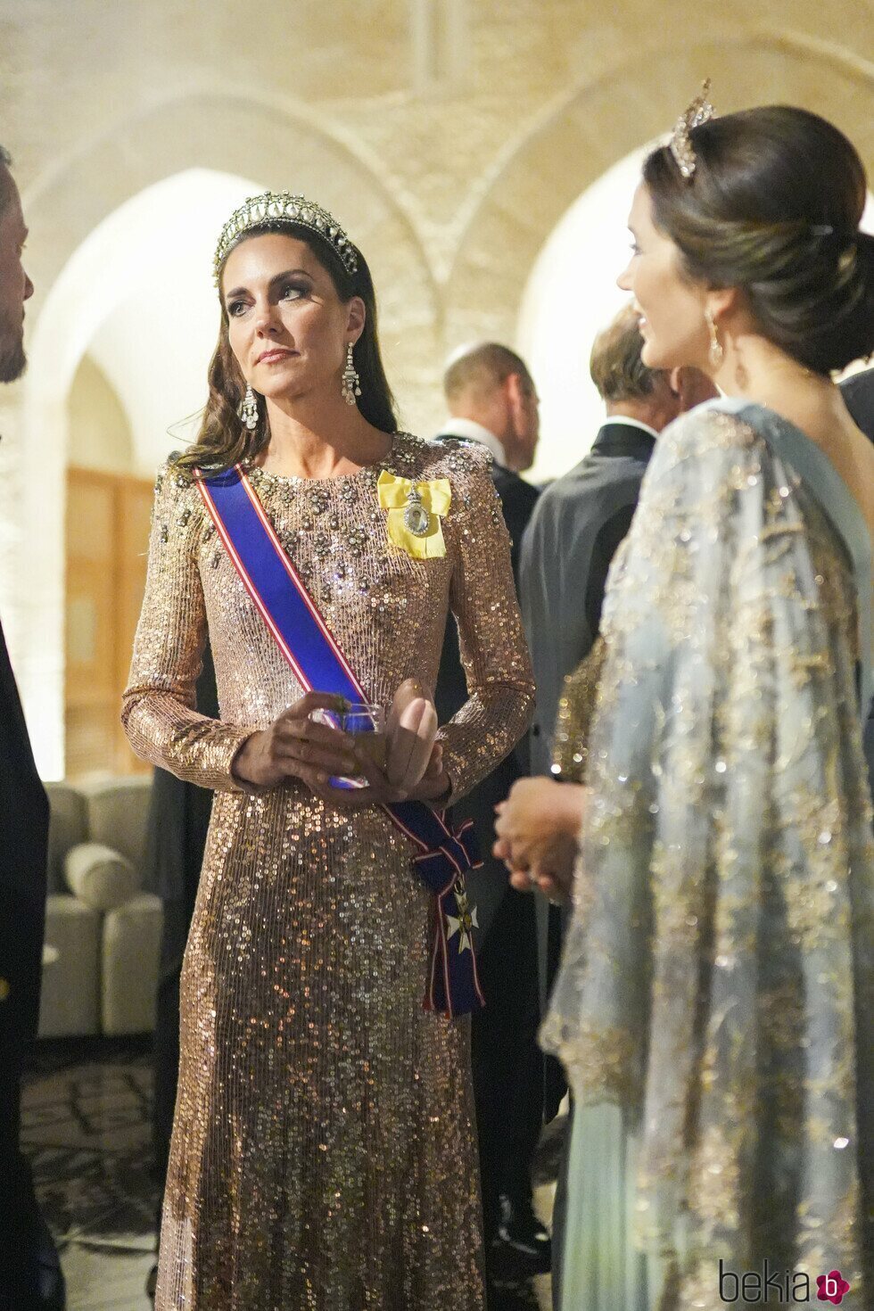 Kate Middleton con la tiara Lover's Knot hablando con Federico y Mary de Dinamarca en la recepción por la boda de Hussein y Rajwa de Jordania