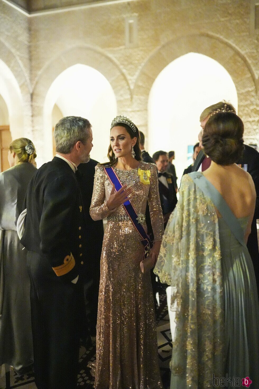 Kate Middleton hablando con Federico y Mary de Dinamarca y con Guillermo Alejandro de Holanda en la recepción por la boda de Hussein y Rajwa de Jordania