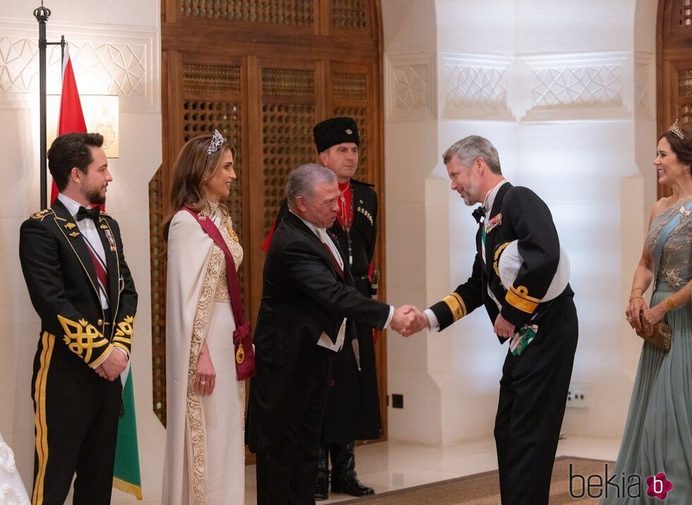 Federico y Mary de Dinamarca saludan a Abdalá y Rania de Jordania en la recepción por la boda de Hussein y Rajwa de Jordania