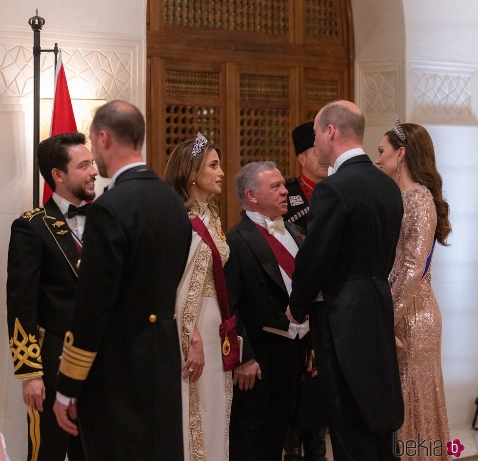 El Príncipe Guillermo y Kate Middleton con los Reyes de Jordania y Hussein de Jordania en la recepción por la boda de Hussein y Rajwa de Jordania