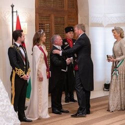 Guillermo Alejandro y Máxima de Holanda saludan a los Reyes de Jordania y Hussein y Rajwa en la recepción por la boda de Hussein y Rajwa de Jordania