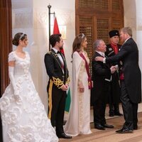 Guillermo Alejandro y Máxima de Holanda saludan a los Reyes de Jordania y Hussein y Rajwa en la recepción por la boda de Hussein y Rajwa de Jordania